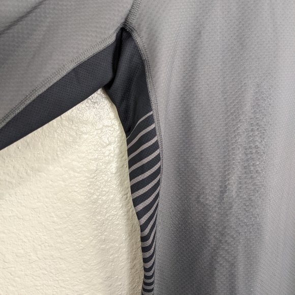 Under Armour Cold Gear Gray Long Sleeve - Picture 7 of 8